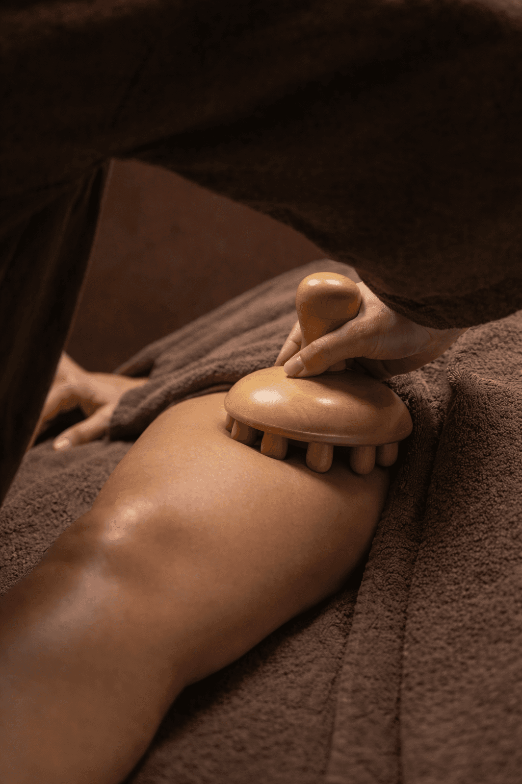 Instruments en bois utilisés en madérothérapie - rouleaux et planche de massage